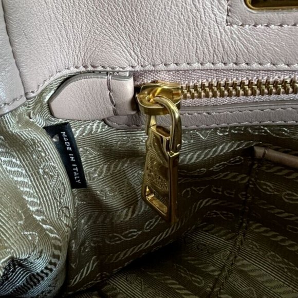 GORGEOUS SOFT LEATHER PRADA 2 WAY BAG - Picture 13 of 16